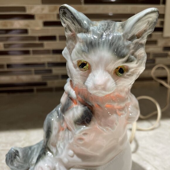 Vintage Cat Kitten in Shoe Light Up Figurine Hand Crafted Ceramic 7" Gray 1975 - Picture 3 of 14